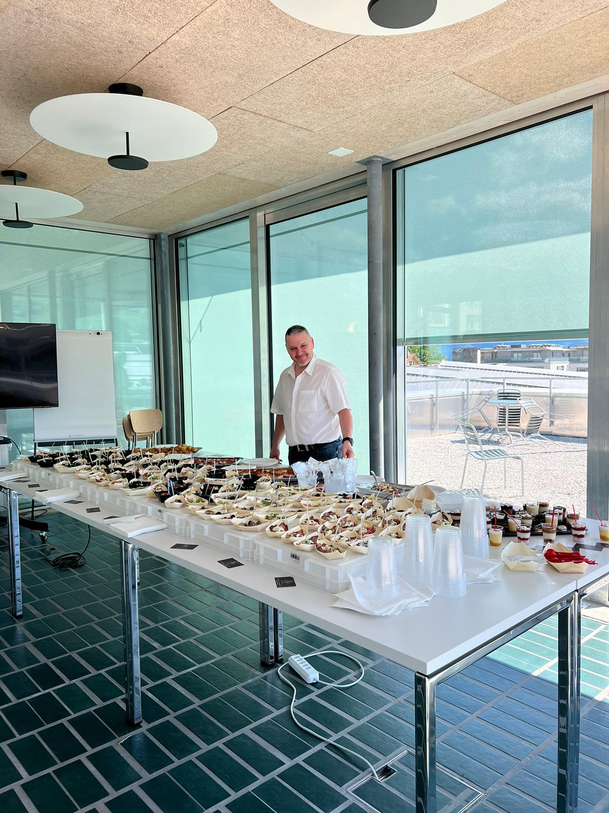 Service traiteur Le Rital avec Emiliano derrière le buffet